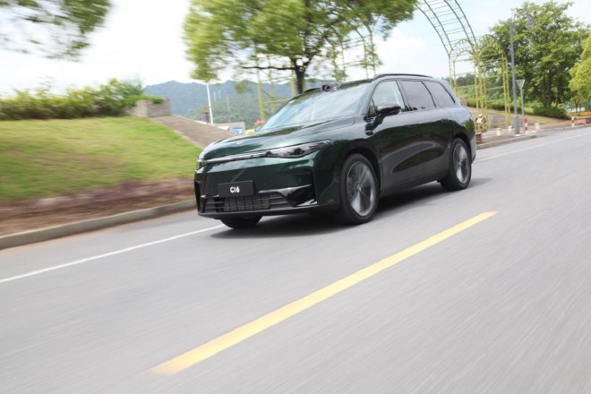 空间够大配置全 抢先试驾零跑C16增程版车型