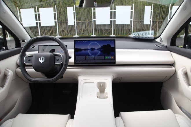 空间够大配置全 抢先试驾零跑C16增程版车型