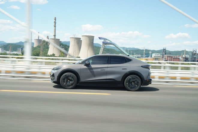 大众最帅电动车 试驾ID.UNYX与众