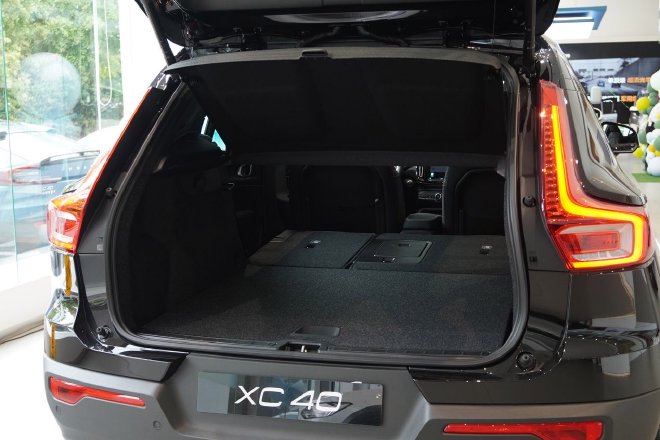 外观炫酷 配置丰富 沃尔沃XC40极夜黑版到店实拍