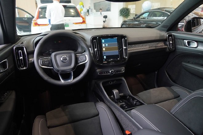 外观炫酷 配置丰富 沃尔沃XC40极夜黑版到店实拍