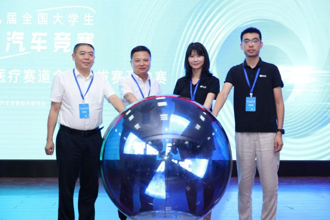 启动仪式，从左至右依次为武汉理工大学汽车工程学院院长颜伏伍教授、武汉理工大学校长助理李潮欣教授、地平线机器人事业部品牌运营总监高吟佳、地平线机器人事业部开发者生态总监胡春旭