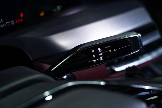 全新凯迪拉克XT5内饰官图曝光 配33寸一体式曲面屏