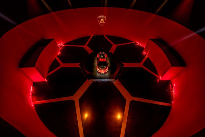 兰博基尼全新Revuelto “Opera Unica”亮相上海逐境艺展