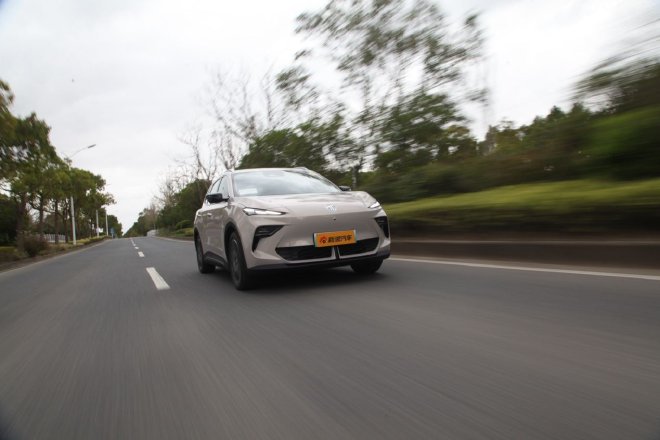 试驾MG ES5 一款开着坐着都不晕的纯电车