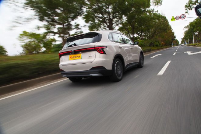 试驾MG ES5 一款开着坐着都不晕的纯电车