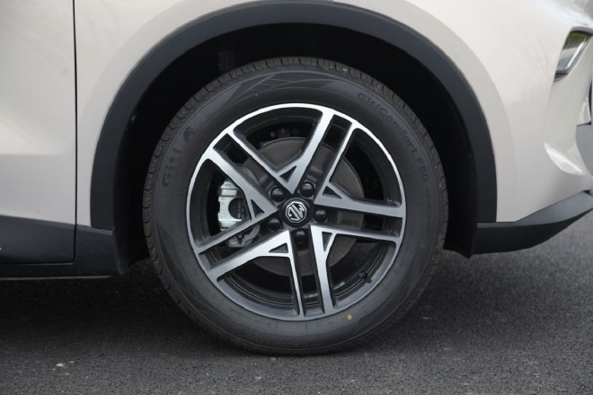 试驾MG ES5 一款开着坐着都不晕的纯电车