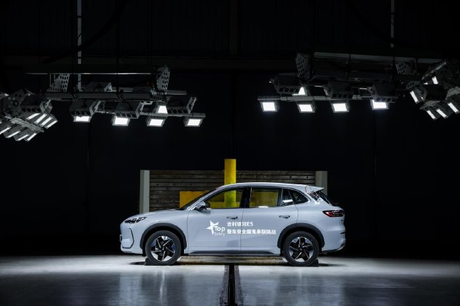 吉利银河E5通过行业首次超国标“整车安全魔鬼串联试炼”