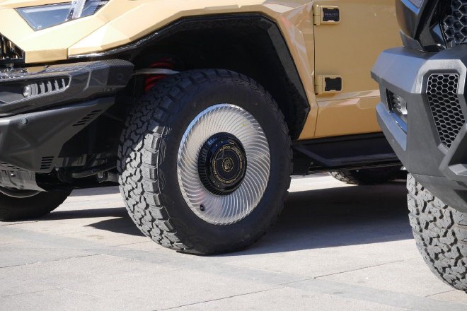 猛士917蛟龙战甲亮相电影《蛟龙行动》官宣定档发布会