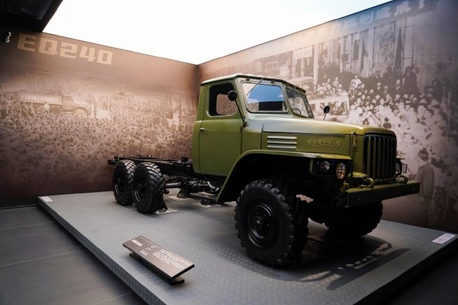 “英雄车”EQ240实物展出