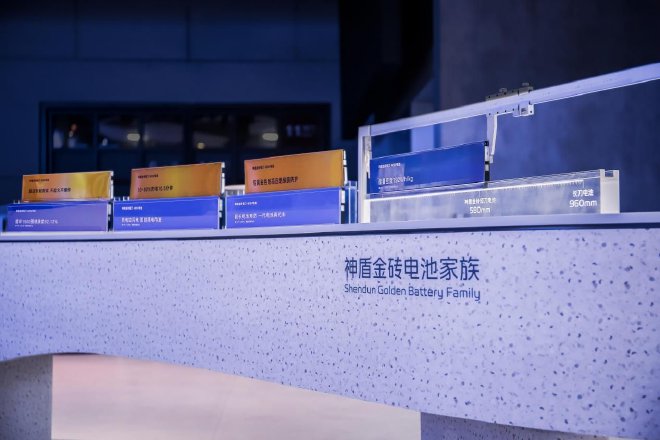 吉利汽车2025年一季度营收725亿元