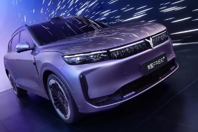 路遇抛锚电动车 岚图FREE+车对车放电成功救援