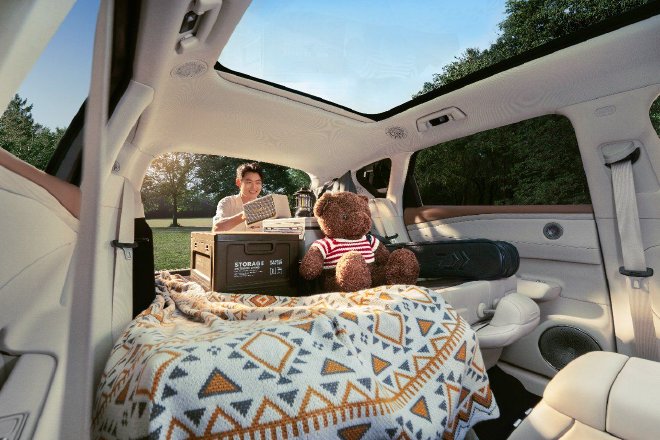 路遇抛锚电动车 岚图FREE+车对车放电成功救援