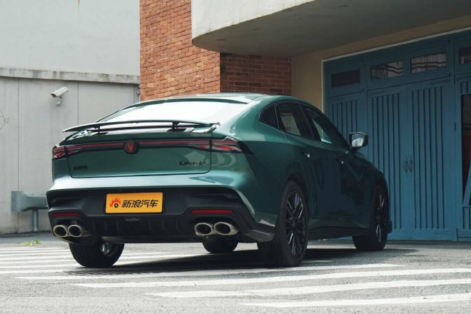 电动尾翼 四出排气 第三代UNI-V如何取悦年轻人