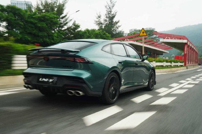 电动尾翼 四出排气 第三代UNI-V如何取悦年轻人