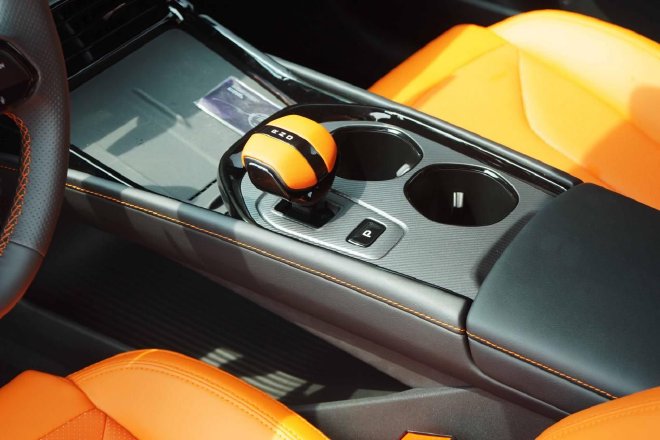 电动尾翼 四出排气 第三代UNI-V如何取悦年轻人