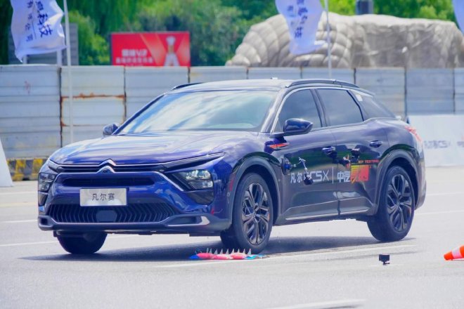 凡尔赛C5 X获2025中汽夏测健康与操控双安全验证证书