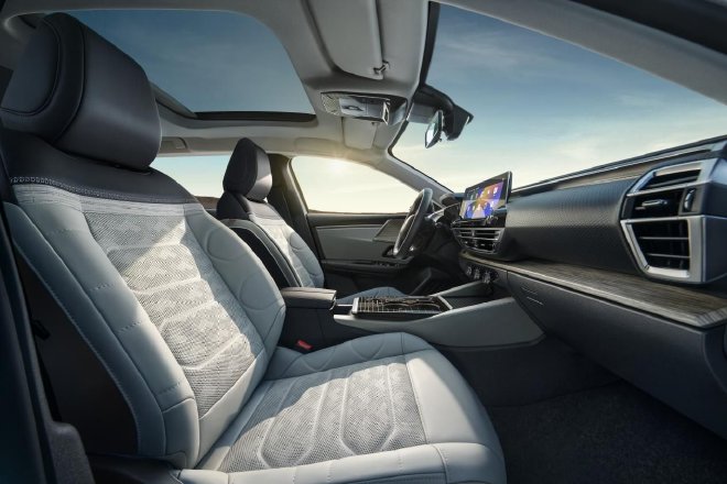 凡尔赛C5 X获2025中汽夏测健康与操控双安全验证证书