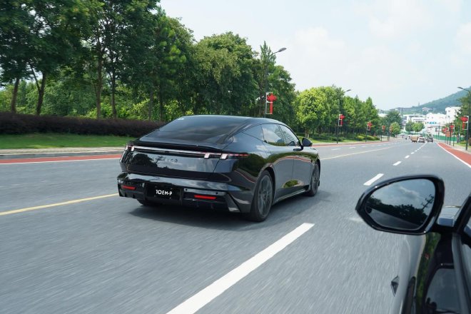 试驾领克10 EM-P ：30万内插混轿车四驱与智能的双重颠覆