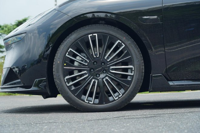 试驾领克10 EM-P ：30万内插混轿车四驱与智能的双重颠覆