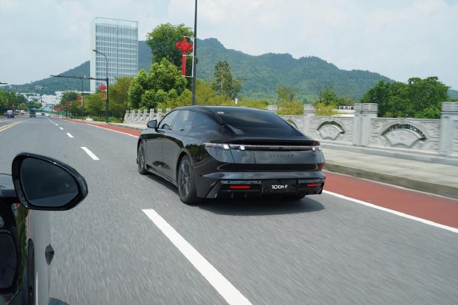 试驾领克10 EM-P ：30万内插混轿车四驱与智能的双重颠覆