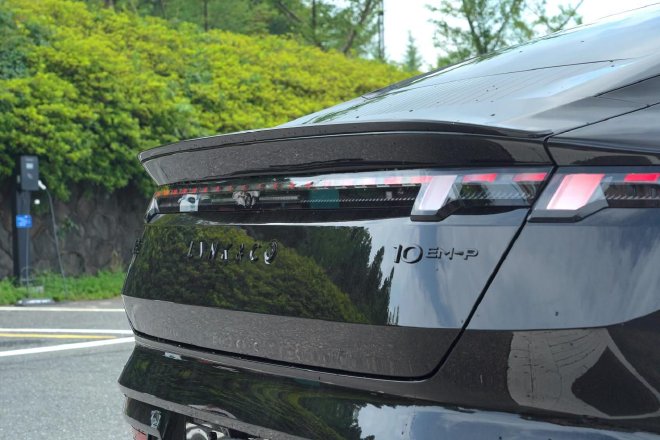 试驾领克10 EM-P ：30万内插混轿车四驱与智能的双重颠覆