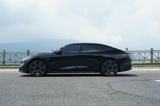 试驾领克10 EM-P ：30万内插混轿车四驱与智能的双重颠覆