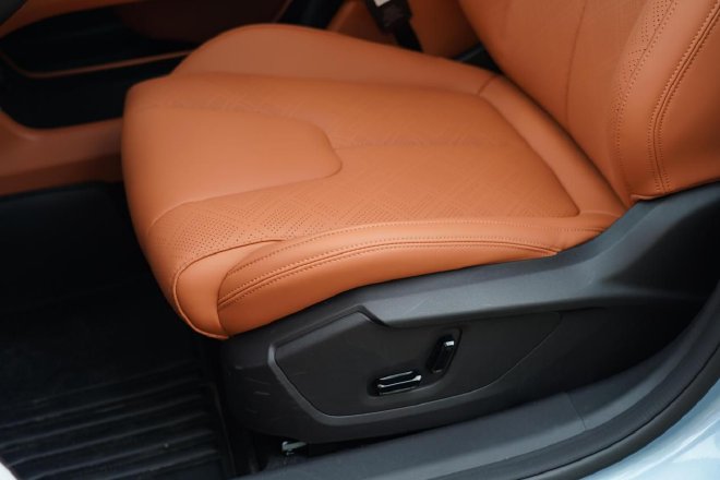 试驾全新一代博越 当10万级SUV学会“读懂家庭”