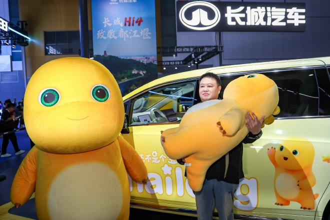 奶龙与孙越组成‘龙越’体验官CP