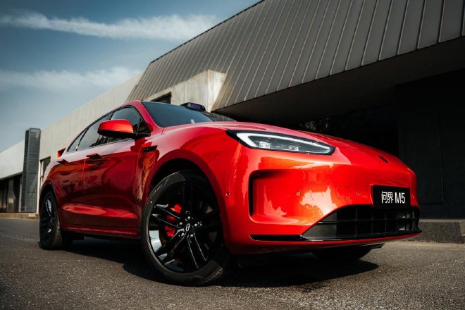 问界新M5 Ultra 跃影红 全新车色登场