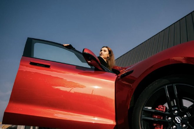 问界新M5 Ultra 跃影红 全新车色登场