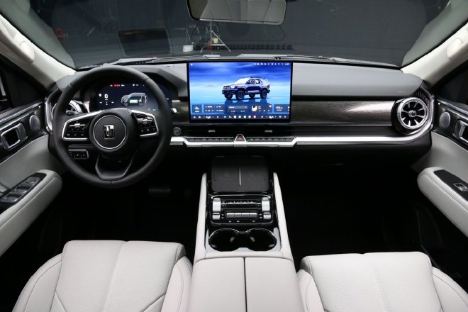 朋克？坦克？当越野车碰上潮流 实拍全新坦克400Hi4-Z