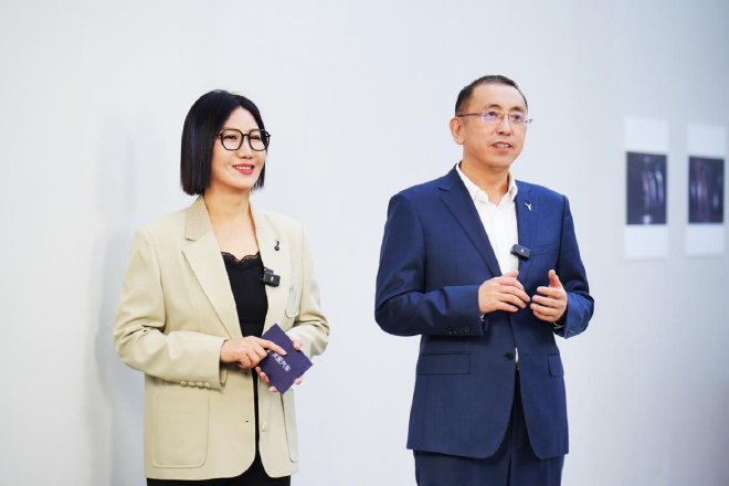 岚图泰山座舱首发 揭秘AI云舒座椅/鸿蒙语音大模型/32扬声器天籁声场