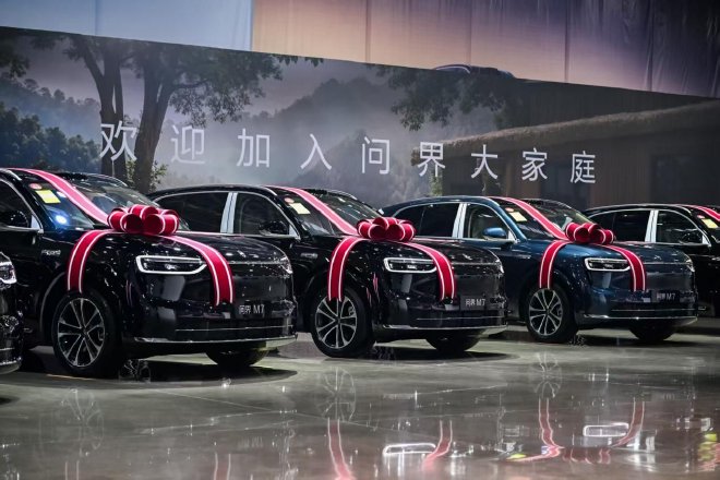 用户现场参观工厂 全新问界M7增程长续航版验收交付