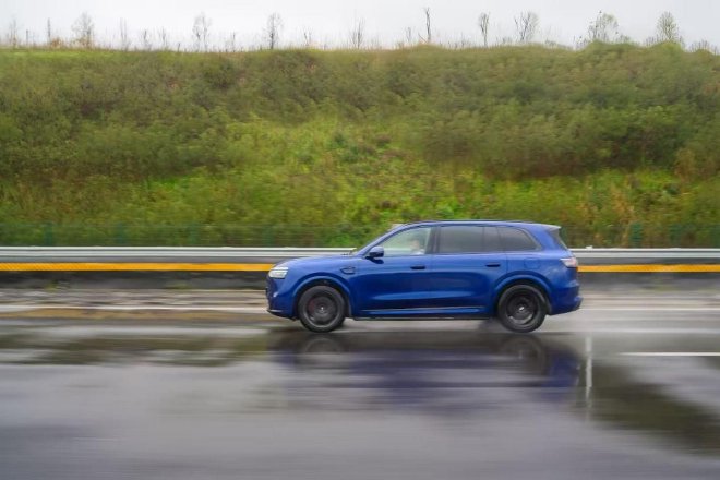 焕新升级后表现如何？试驾新款问界M8