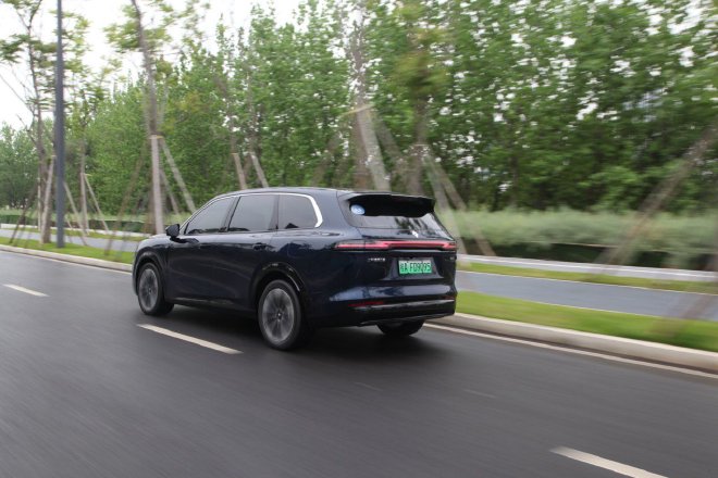 搭舱内激光雷达 试驾旗舰大六座SUV华境S