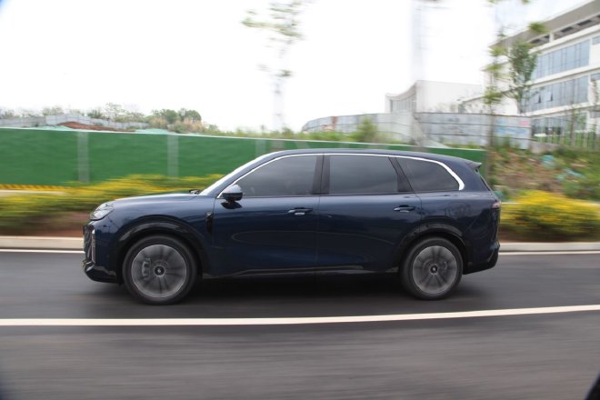 搭舱内激光雷达 试驾旗舰大六座SUV华境S