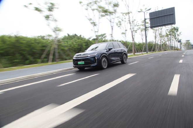 搭舱内激光雷达 试驾旗舰大六座SUV华境S