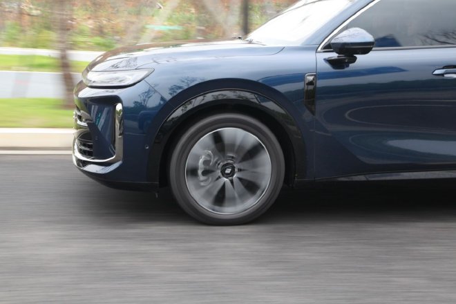 搭舱内激光雷达 试驾旗舰大六座SUV华境S