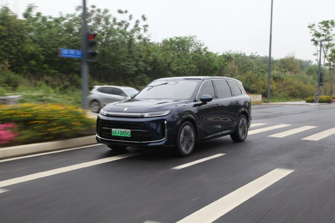 搭舱内激光雷达 试驾旗舰大六座SUV华境S