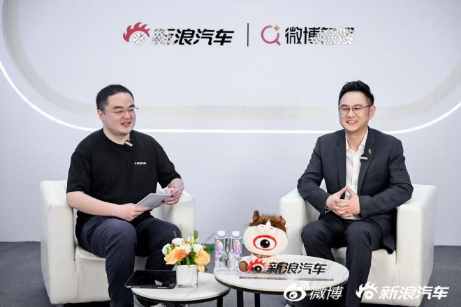 右一 上汽华为合作事业部营销部部长 杨嗣耀