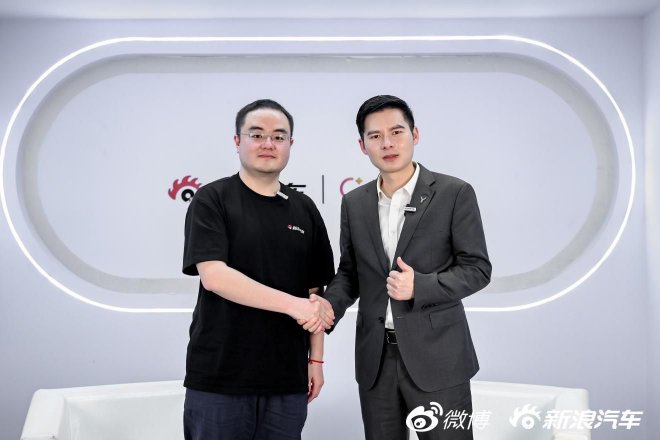 右一 岚图汽车销售服务有限公司副总经理 李博晓