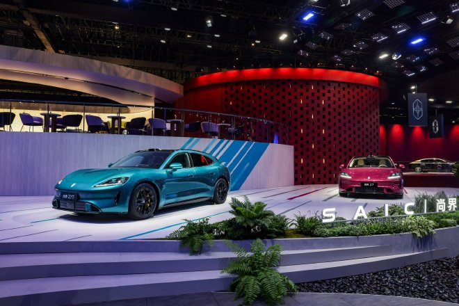 五界同台亮 焕新登场 鸿蒙智行王牌阵容亮相北京车展