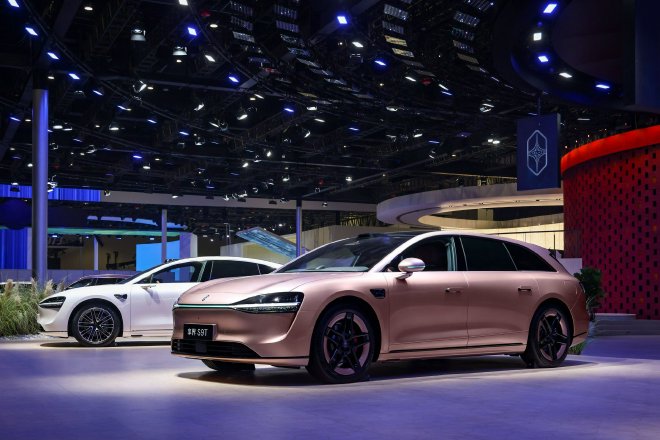 五界同台亮 焕新登场 鸿蒙智行王牌阵容亮相北京车展