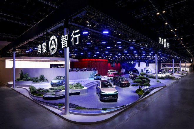 五界同台亮 焕新登场 鸿蒙智行王牌阵容亮相北京车展