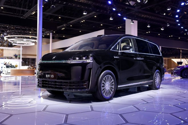 五界同台亮 焕新登场 鸿蒙智行王牌阵容亮相北京车展