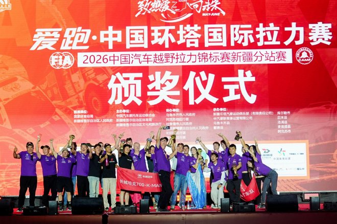 2026粤港澳大湾区车展 环塔冠军车手为全新坦克700车主交付新车