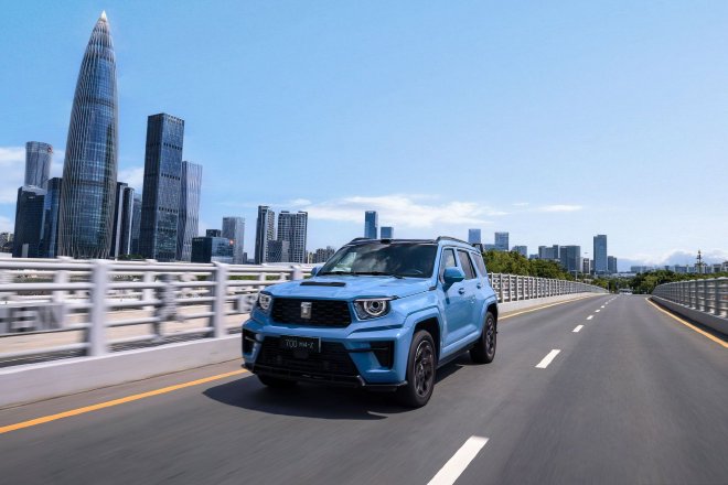 2026粤港澳大湾区车展 环塔冠军车手为全新坦克700车主交付新车