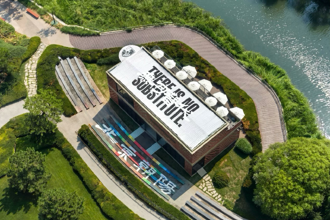 保时捷中国北京首家品牌快闪空间亮相北京亮马河畔