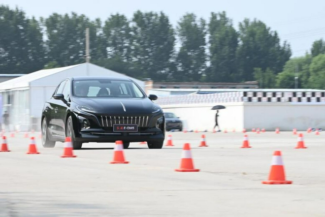 红旗E-QM5，共鉴出行进化新时代